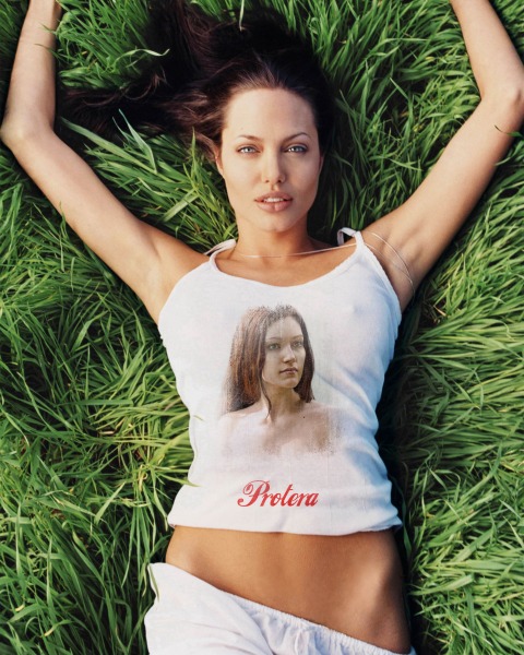 Свое фото на футбоке Анжелины Джоли